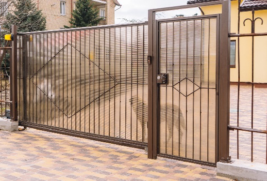 Купить ворота из профлиста с элементами ковки, с металлическими столбами в рамке или под дерево в Железногорске от 155865 руб